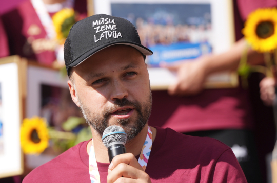 Latvijas U16 basketbola izlases galvenais treneris Edijs Šlesers sagaidīšanas pasākumā pie Daugavas Sporta nama pēc atgriešanās no Rumānijas, kur komanda izcīnīja Eiropas čempionu titulu, finālā pārspējot Francijas izlasi. Latvijas U16 basketbola izlases galvenais treneris Edijs Šlesers sagaidīšanas pasākumā pie Daugavas Sporta nama pēc atgriešanās no Rumānijas, kur komanda izcīnīja Eiropas čempionu titulu, finālā pārspējot Francijas izlasi.