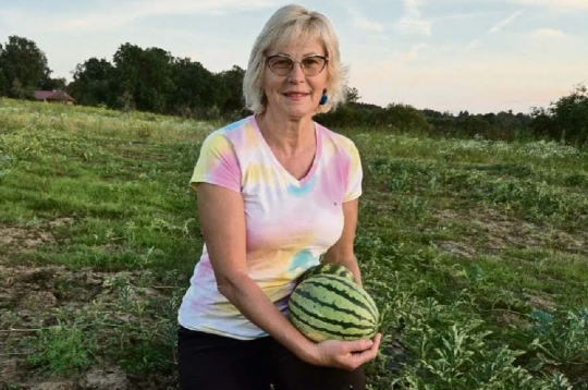 "Mums ir bijuši 7–8 kilogramus smagi eksemplāri, taču šobrīd uz lauka nevienu tik lielu atrast nevar. Arbūzi ir 2–3 kilogramus smagi, ne vairāk," secina Bauskas novada Viesturu pagasta piemājas saimniecības "Padegas" saimniece Sandra Icaka. "Mums ir bijuši 7–8 kilogramus smagi eksemplāri, taču šobrīd uz lauka nevienu tik lielu atrast nevar. Arbūzi ir 2–3 kilogramus smagi, ne vairāk," secina Bauskas novada Viesturu pagasta piemājas saimniecības "Padegas" saimniece Sandra Icaka.