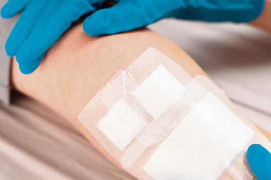 Lai plāksteris labāk turētos, to nostiprina ar tīklveida saiti. 