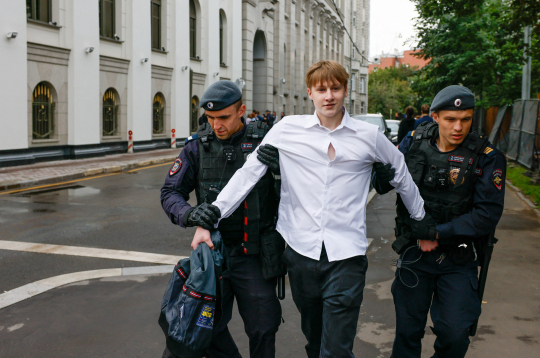 Pie Krievijas Augstākās tiesas policija aiztur "Jabloko" atbalstītāju. Pie Krievijas Augstākās tiesas policija aiztur "Jabloko" atbalstītāju.