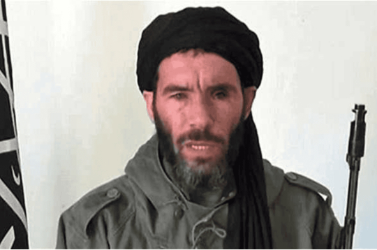 Nedatētā videokadra uzņēmumā, ko publicējusi Mauritānijas ziņu aģentūra ANI, redzams bijušais islāmistu grupējuma "Al Qaeda islāma Magribā" (AQIM) līderis Mohtars Belmohtars (Mokhtar Belmokhtar) kādā nezināmā vietā. Nedatētā videokadra uzņēmumā, ko publicējusi Mauritānijas ziņu aģentūra ANI, redzams bijušais islāmistu grupējuma "Al Qaeda islāma Magribā" (AQIM) līderis Mohtars Belmohtars (Mokhtar Belmokhtar) kādā nezināmā vietā.