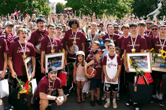 Vēl pirms divām nedēļām par šo komandu zināja tikai pašmāju basketbola aprindās, bet nu tā izpelnījusies ovācijas un komplimentus no daudz plašākas sabiedrības – Latvijas U-16 izlase no Eiropas čempionāta Rumānijā atgriezusies ar zelta godalgām. Šis ir Latvijas otrais čempionu kauss klasiskajā basketbolā kopš tā dēvētās sapņu komandas triumfa pirmajās Eiropas pieaugušo meistarsacīkstēs 1935. gadā. Attēlā: Latvijas U-16 basketbolistus svētdien svinīgā pasākumā Rīgā pie Daugavas sporta nama sagaidīja tuvinieki un līdzjutēji. Vēl pirms divām nedēļām par šo komandu zināja tikai pašmāju basketbola aprindās, bet nu tā izpelnījusies ovācijas un komplimentus no daudz plašākas sabiedrības – Latvijas U-16 izlase no Eiropas čempionāta Rumānijā atgriezusies ar zelta godalgām. Šis ir Latvijas otrais čempionu kauss klasiskajā basketbolā kopš tā dēvētās sapņu komandas triumfa pirmajās Eiropas pieaugušo meistarsacīkstēs 1935. gadā. Attēlā: Latvijas U-16 basketbolistus svētdien svinīgā pasākumā Rīgā pie Daugavas sporta nama sagaidīja tuvinieki un līdzjutēji.