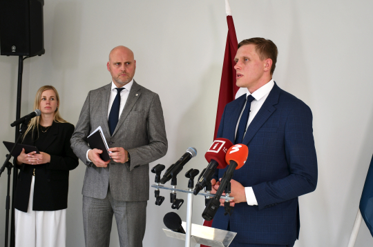 Vārdi "Kulbergs teica", "Dombrava darīja" izskan apstiprinoši, nesatricināmi un uzliek ticamības zīmogu jebkam notiekošajam. 