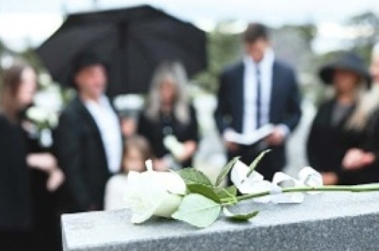 Profesionāls un nopietns apbedīšanas uzņēmums neslēps informāciju par bēru norisi un to izmaksām. Profesionāls un nopietns apbedīšanas uzņēmums neslēps informāciju par bēru norisi un to izmaksām.