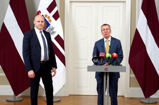 Valsts prezidents Edgars Rinkēvičs (no labās) un Ministru prezidents Andris Kulbergs Rīgas pilī.
