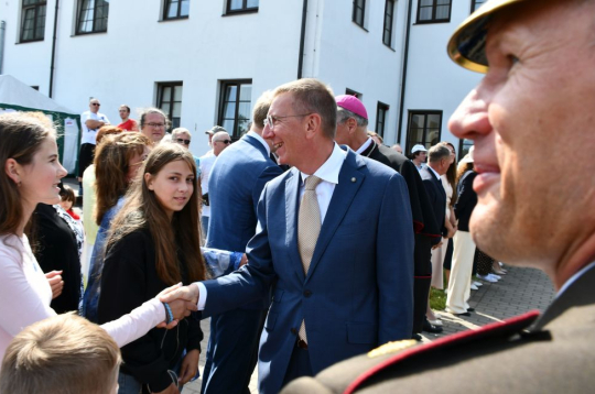 Valsts prezidents Edgars Rinkēvičs (centrā) piedalās Vissvētākās Jaunavas Marijas debesīs uzņemšanas svētku galvenajā Svētajā Misē Aglonā.