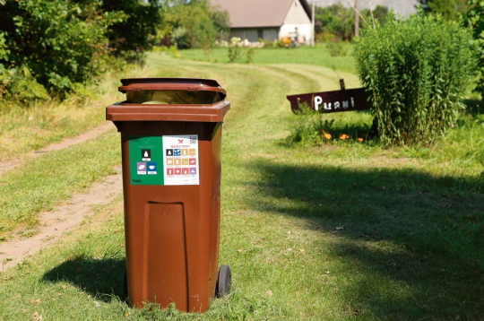 Cenu pagasta "Purņu" mājās atkritumus šā gada jūnijā neizveda. Pēc daudzkārtējas vēršanās SIA "Jelgavas novada KU" šā gada 15. jūlijā konteineru atveda. To izveda 15. augustā. Saimniece Inguna Bergmane teic, ka saskaņā ar noslēgto līgumu atkritumu izvešanai būtu jānotiek reizi mēnesī, 28. datumā. Kaimiņu mājās "Apšenieki" atkritumu konteinera nav aizvien. Cenu pagasta "Purņu" mājās atkritumus šā gada jūnijā neizveda. Pēc daudzkārtējas vēršanās SIA "Jelgavas novada KU" šā gada 15. jūlijā konteineru atveda. To izveda 15. augustā. Saimniece Inguna Bergmane teic, ka saskaņā ar noslēgto līgumu atkritumu izvešanai būtu jānotiek reizi mēnesī, 28. datumā. Kaimiņu mājās "Apšenieki" atkritumu konteinera nav aizvien.