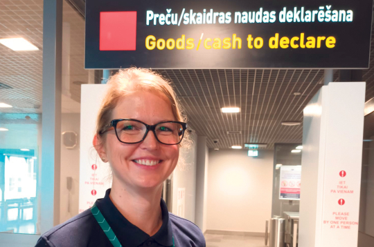 "Daudz, ieskaitot skaidras naudas neatļauta apjoma ievešanu, atklāj kinologi. Tāpat saņemam arī iepriekšēju riska informāciju un mums ir savas specifiskās metodes, ko saprotamu iemeslu dēļ nevaru atklāt," par ievešanas pārkāpumu atklāšanu izteicās RIX Rīgas lidostas muitas kontroles punkta virsuzraudze, muitas policijas majore Linna Mukāne.