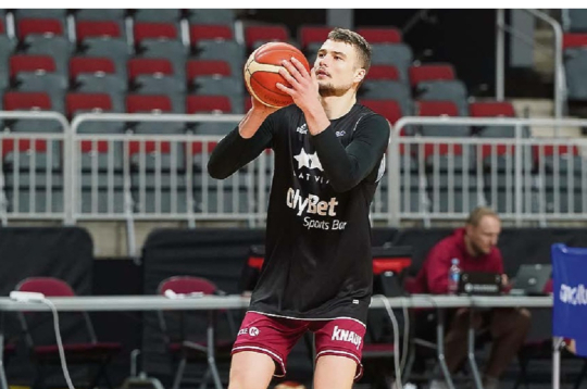 Krišs Helmanis pievienojies Buenosairesas "Boca Juniors" organizācijai, kas pasaulē slavena ar vienu no labākajiem Dienvidamerikas futbola klubiem, bet tās paspārnē ir arī basketbola vienība. Iepriekšējā sezonā groza bumbas meistari uzvarēja Amerikas Čempionu līgā, vietējās meistarsacīkstēs samierinoties vien ar ceturto vietu. 