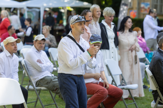 Festivāla "Draugu lokā" dalībnieki VSAC "Rīga" filiāles "Jugla" parkā.