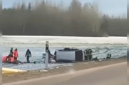 Mašīnai kūleņojot, četri mašīnā sēdošie cilvēki ar milzu spēku izmesti ārā pa logiem.