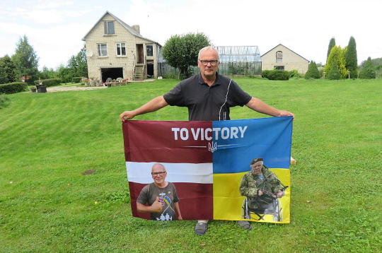 "Cenšos runāt, stāstīt, ko esmu redzējis un piedzīvojis Ukrainā, esmu vairākas reizes bijis arī frontē," saka Aigars Stonis, pārliecinot cilvēkus, ka Ukrainai jāpalīdz. "Cenšos runāt, stāstīt, ko esmu redzējis un piedzīvojis Ukrainā, esmu vairākas reizes bijis arī frontē," saka Aigars Stonis, pārliecinot cilvēkus, ka Ukrainai jāpalīdz.