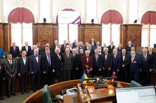 Augstākās padomes deputāti fotografējas kopbildei Saeimas svinīgajā sēdē Latvijas Republikas Neatkarības atjaunošanas 35. gadadienā.
