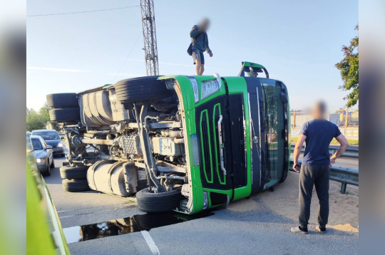 Avarējušais kravas auto. Avarējušais kravas auto.