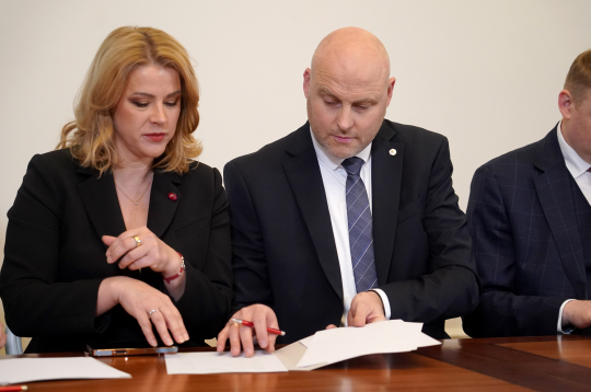 Līdzšinējā Ministru prezidente Evika Siliņa un Ministru prezidenta amata kandidāts Andris Kulbergs Saeimas nama Viesu zālē.