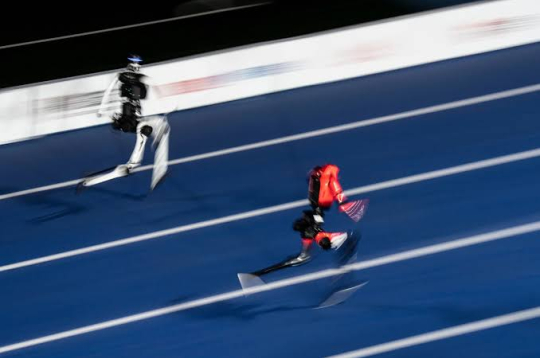 Ķīnas robots 100 metros pārspēj Useina Bolta rekordu. Ķīnas robots 100 metros pārspēj Useina Bolta rekordu.