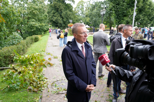 Valsts prezidents Edgars Rinkēvičs (no kreisās) atbild uz žurnālistu jautājumiem Zemessardzes 35. gadadienas svinīgās ceremonijas laikā pie Brīvības pieminekļa.