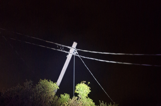 "Sadales tīkls" strādā pie vētras izraisīto elektrotīkla bojājumu novēršanas.