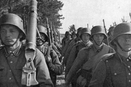 Latvijas armijas karavīri pārgājienā 30. gadu beigās. Pēc armijas vadības aprēķiniem, uzbrukuma gadījumā munīcijas pietiktu ap divu nedēļu karadarbībai.