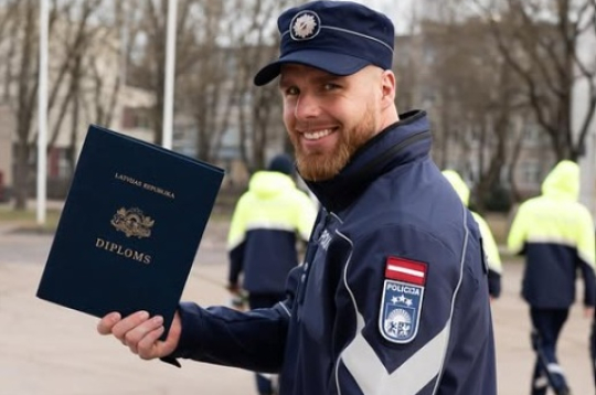 Kamaniņu braucējs Kristers Aparjods šā gada aprīlī absolvējis Valsts policijas koledžu.