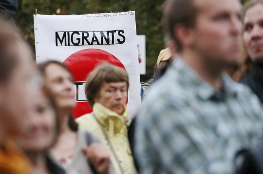 Pētījumu centrs SKDS pagājušā gada novembrī veicis rīdzinieku aptauju par viņu attieksmi pret migrantiem un migrācijas radītajiem riskiem, un secināts, ka 57% no aptaujātajiem satrauc iespējamais noziedzības pieaugums. Attēlā: pikets Rīgā pret imigrāciju 2015. gadā.