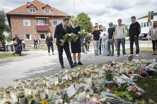Zviedrijas premjers Ulfs Kristersons un parlamentārās opozīcijas līdere, sociāldemokrātu partijas priekšsēdētāja Magdalena Andersone improvizētajā memoriālā pie Fāgeštas vidusskolas.