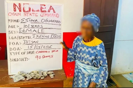 Estere Ogunmabo ugunsgrēkā zaudēja savu mazo biznesu un sāka tirgot “zālīti”.
Estere Ogunmabo ugunsgrēkā zaudēja savu mazo biznesu un sāka tirgot “zālīti”.