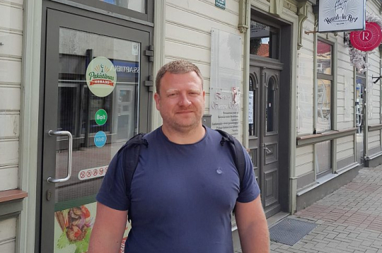 Jānis Rupeiks pie kebabnīcas Liepājā – tās darbinieks vēlējās iepazīties ar viņa 11 gadus veco meitu.