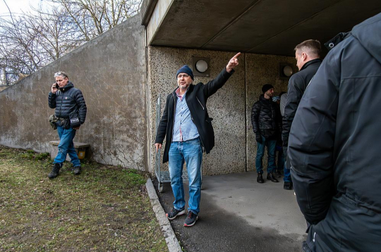 Zviedrijā 2024. gada 10. aprīļa vakarā 39 gadus vecais Mikaels Janickis kopā ar savu 12 gadus veco dēlu Stokholmas Šērholmenas rajonā ar velosipēdiem devās uz peldbaseinu. Gājēju tunelī Mikaels sastapa jauniešu grupu un viņiem aizrādīja. Konflikts beidzās ar to, ka 17 gadus vecs jaunietis viņu nošāva dēla acu priekšā. Par slepkavību uz 14 gadiem cietumā tika notiesāts Zviedrijas pilsonis Mohammeds Khalids Mohammeds. Attēlā: piemiņas brīdis slepkavības vietā nākamajā dienā. Zviedrijā 2024. gada 10. aprīļa vakarā 39 gadus vecais Mikaels Janickis kopā ar savu 12 gadus veco dēlu Stokholmas Šērholmenas rajonā ar velosipēdiem devās uz peldbaseinu. Gājēju tunelī Mikaels sastapa jauniešu grupu un viņiem aizrādīja. Konflikts beidzās ar to, ka 17 gadus vecs jaunietis viņu nošāva dēla acu priekšā. Par slepkavību uz 14 gadiem cietumā tika notiesāts Zviedrijas pilsonis Mohammeds Khalids Mohammeds. Attēlā: piemiņas brīdis slepkavības vietā nākamajā dienā.