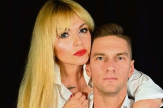 Šosezon dalībnieku pulkam kopā ar dzīvesbiedru pievienojas arī skaistumkonkursu organizatore un influencere Kristīne Lindenblate.