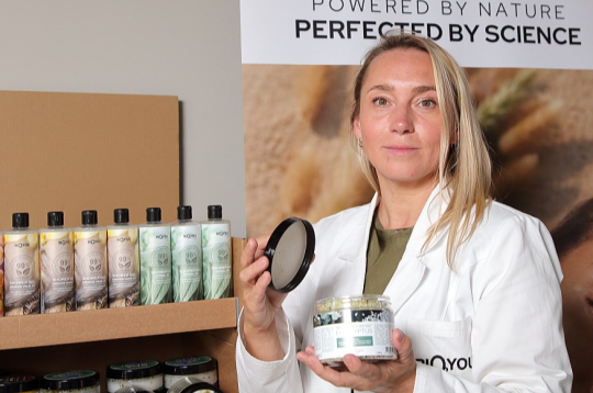 "Vēlos izveidot uzņēmumu, pie kura Eiropas zīmoli nāk ne tikai ražot kosmētiku, bet arī attīstīt jaunus produktus no idejas līdz gatavam produktam. Mums ir liels potenciāls – labi speciālisti, zināšanas, laboratorijas un ražošanas iespējas, tāpēc mēs varam palīdzēt vairot kosmētikas nozares reputāciju arī ārpus Latvijas robežām," saka uzņēmuma "B2Y" vadītāja Asta Velivīte. "Vēlos izveidot uzņēmumu, pie kura Eiropas zīmoli nāk ne tikai ražot kosmētiku, bet arī attīstīt jaunus produktus no idejas līdz gatavam produktam. Mums ir liels potenciāls – labi speciālisti, zināšanas, laboratorijas un ražošanas iespējas, tāpēc mēs varam palīdzēt vairot kosmētikas nozares reputāciju arī ārpus Latvijas robežām," saka uzņēmuma "B2Y" vadītāja Asta Velivīte.