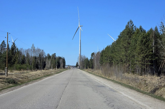 Šogad septembrī paredzēts nodot ekspluatācijā vēja parku "Laflora" Kaigu purvā, bet 2027. gada pirmajā pusē – vēja parku Pienavā Tukuma novadā, tad arī gaidāmi pirmie kompensāciju maksājumi iedzīvotājiem un pašvaldībām, kas dzīvo parku tuvumā.