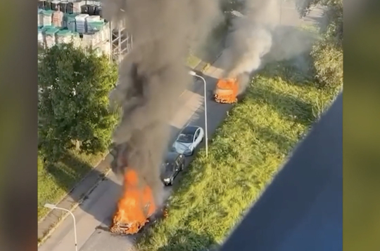 Auto novietojums liek domāt par ļaunprātīgu dedzināšanu.