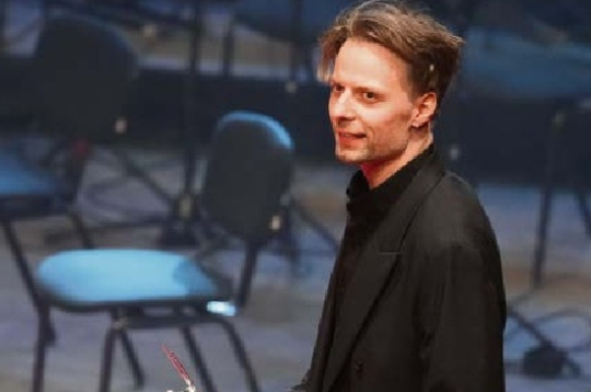 Sitaminstrumentālists Kaspars Kurdeko šogad saņēma Lielo Mūzikas balvu "Par izcilu sniegumu džezā". Arī koncertā "M/Darbnīcā" viņš spēja uzņemties iniciatīvu un izcēlās ar izteiksmes līdzekļu bagātīgumu un spēles plastiku. 