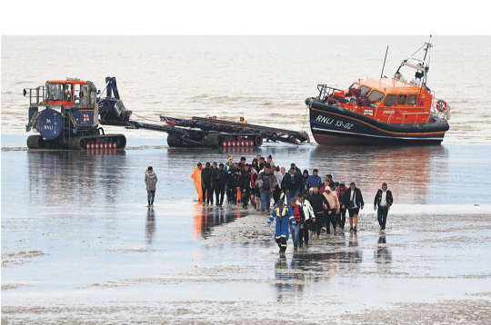 Šis foto no Kentas grāfistes ir jau vēsture. Tagad migranti pa ūdensceļiem vienā piegājienā ierodas Apvienotajā Karalistē daudz lielākā skaitā.