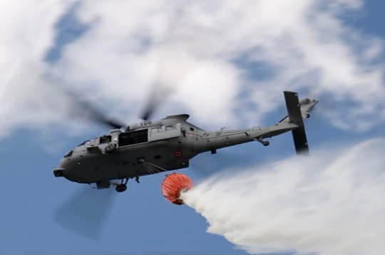 Smiltenes novadā trenējas dzēst plašu meža ugunsgrēku ar NBS helikopteru. Smiltenes novadā trenējas dzēst plašu meža ugunsgrēku ar NBS helikopteru.
