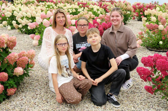 Ošiņu ģimene Neretas hortenziju dārzā. Priekšā (no kreisās) Paula un Artūrs, aizmugurē Indra, Egita, Alise. Vecākie dēli Markuss un Valters jau prom no skolas sola. Indra Ošiņa stāsta, ka dažkārt apkārtējie cilvēki slavējot, ka bērni vienmēr saposti un smaidīgi: "Un tad man ir milzīgs gandarījums, grūtības un sliktais piemirstas." Ošiņu ģimene Neretas hortenziju dārzā. Priekšā (no kreisās) Paula un Artūrs, aizmugurē Indra, Egita, Alise. Vecākie dēli Markuss un Valters jau prom no skolas sola. Indra Ošiņa stāsta, ka dažkārt apkārtējie cilvēki slavējot, ka bērni vienmēr saposti un smaidīgi: "Un tad man ir milzīgs gandarījums, grūtības un sliktais piemirstas."