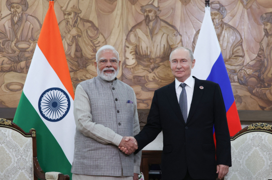 Indijas premjerministrs Narendra Modi, pirmdien Kirgizstānas galvaspilsētā Biškekā Šanhajas Sadarbības organizācijas (SCO) samita gaitā tiekoties ar Krievijas diktatoru Vladimiru Putinu, aicināja spert soļus, lai izbeigtu karu Ukrainā. Indijas premjerministrs Narendra Modi, pirmdien Kirgizstānas galvaspilsētā Biškekā Šanhajas Sadarbības organizācijas (SCO) samita gaitā tiekoties ar Krievijas diktatoru Vladimiru Putinu, aicināja spert soļus, lai izbeigtu karu Ukrainā.
