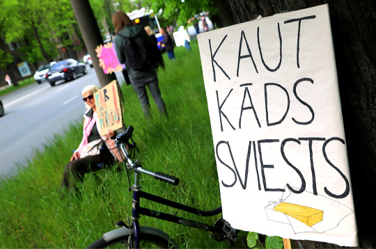 Latvijā daudzas "ārzemju modes" ienāk ar novēlošanos, bet nu jau arī mūsu zinātnieki, lai tiktu pie naudas, apguvuši jaunu terminoloģiju un lozungus. Ilustratīvs attēls.