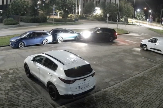 Video redzams, kā melnas krāsas “Hyundai Santa Fe” ietriecas stāvēšanai novietotā apvidus automašīnā. Video redzams, kā melnas krāsas “Hyundai Santa Fe” ietriecas stāvēšanai novietotā apvidus automašīnā.