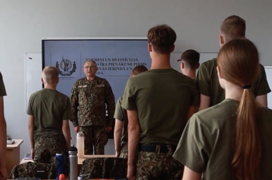 Pirmajā kursā uzņemti 24 jaunieši, kuri četru gadu laikā līdztekus vidusskolas izglītībai apgūs militārās prasmes. 