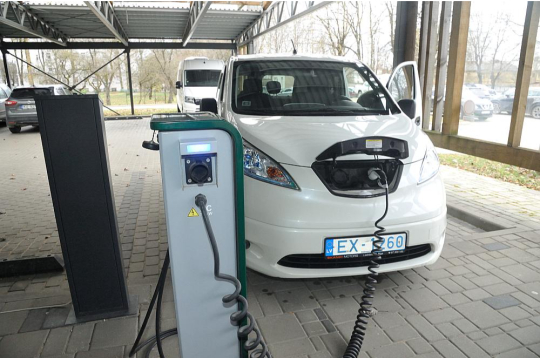 Šobrīd elektroauto tirgus Latvijā atkal ir ievērojami atdzīvojies un atguvis izaugsmi, jo pavasarī atsākusies atjaunota un paplašināta valsts līdzfinansējuma programma EKII-2. Šobrīd elektroauto tirgus Latvijā atkal ir ievērojami atdzīvojies un atguvis izaugsmi, jo pavasarī atsākusies atjaunota un paplašināta valsts līdzfinansējuma programma EKII-2.