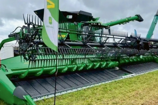 'John Deere HDX 50' pļaujmašīna. 'John Deere HDX 50' pļaujmašīna.