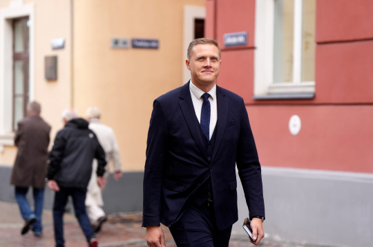 Jānis Dombrava pie Saeimas ēkas, kur notiek Nacionālās apvienības rīkots pikets viņa atbalstam.