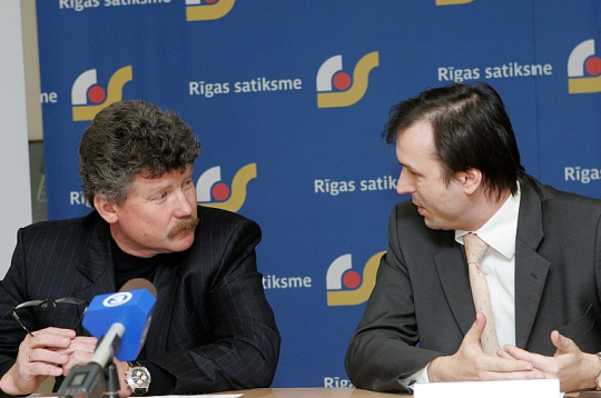 Toreizējais "Rīgas satiksmes" valdes priekšsēdētājs Leons Bemhens (no kreisās) un SIA "Rīgas karte" valdes loceklis Aleksandrs Brandavs preses konferencē 2009. gada februārī.