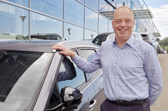 "Ambīcija ir liela – vismaz 2% no kopējā tirgus Baltijā. Ambīcijai ir arī pamats, jo mūsu portfelī ir gan e-auto, gan ārēji lādējams hibrīds, gan arī klasiskie auto. Spējam piedāvāt visplašāko spektru – astoņi modeļi," saka Ķīnā ražoto zīmolu "Omoda" un "Jaecoo" vadītājs Ģirts Zemītis.