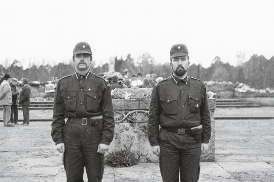 Zemessargu zvērests. No labās 54. Ogres Zemessardzes bataljona komandieris J. Hartmanis. Rīga, Brāļu kapi, 1991. gada 11. novembris. Zemessargu zvērests. No labās 54. Ogres Zemessardzes bataljona komandieris J. Hartmanis. Rīga, Brāļu kapi, 1991. gada 11. novembris.