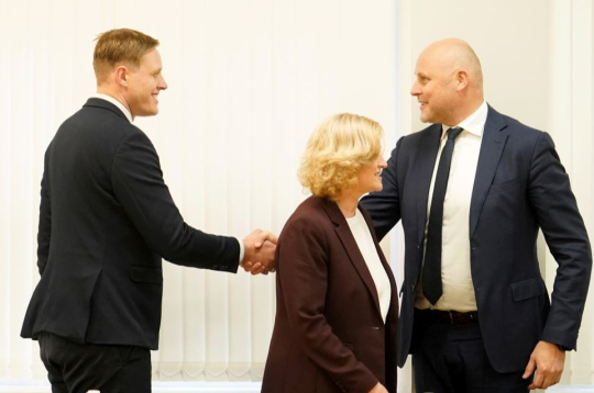 Iekšlietu ministrs Jānis Dombrava, izglītības un zinātnes ministre Ilze Indriksone un ministru prezidents Andris Kulbergs. Iekšlietu ministrs Jānis Dombrava, izglītības un zinātnes ministre Ilze Indriksone un ministru prezidents Andris Kulbergs.