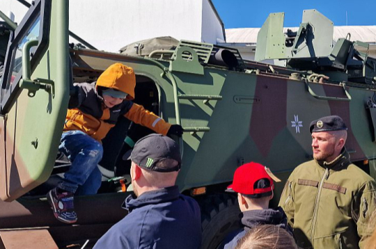 Nacionālo bruņoto spēku bruņutransportieris "Patria 6x6" XA-300 izstādē "Auto 2026" Ķīpsalā. Ražots Latvijā, Valmierā.
