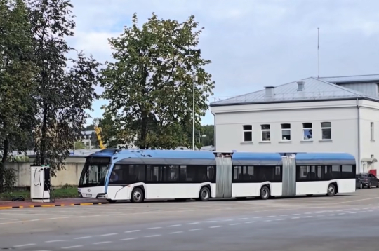 25 metrus garais elektroautobuss. 25 metrus garais elektroautobuss.